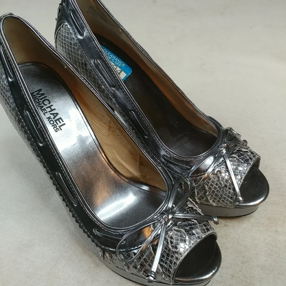 M Michael Kors Womens Silver snakeskin open toe Pl